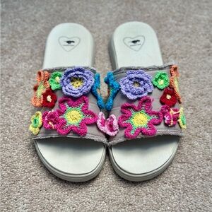 SOLD Rocket Dog Novel Comfort Flip Flop
Slides Crocheted Floral Embellished